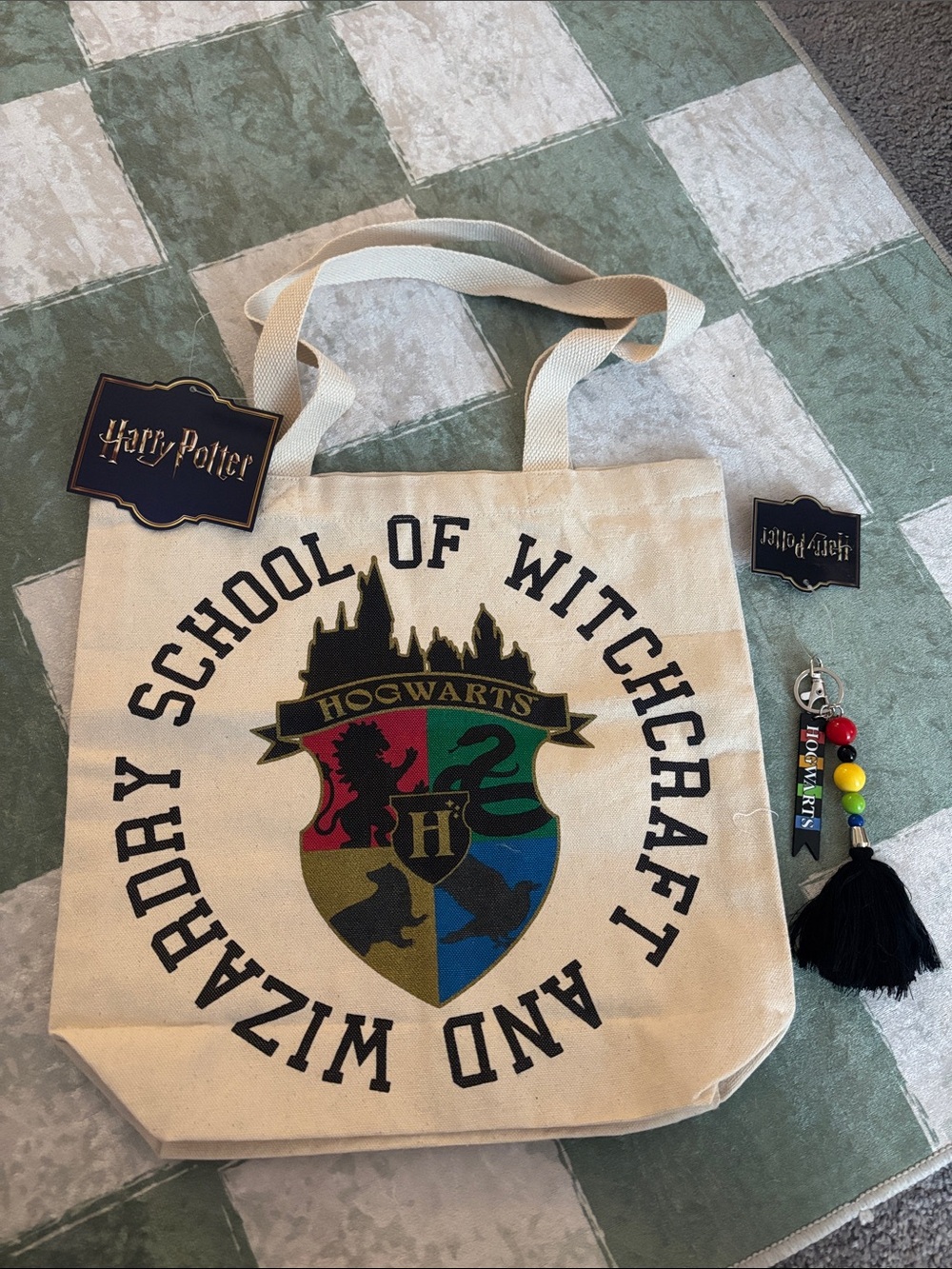 NWT Harry Potter Hogwarts Crest Canvas Tote Bag in Cream and keychain
